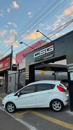 FORD FIESTA 1.6 SE SEDAN 16V FLEX 4P POWERSHIFT FORD FIESTA 1.6 SE SEDAN 16V FLEX 4P POWERSHIFT